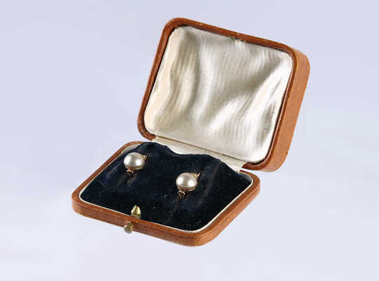 Серьги из золота (по клейму 56), содержат вставки из жемчуга